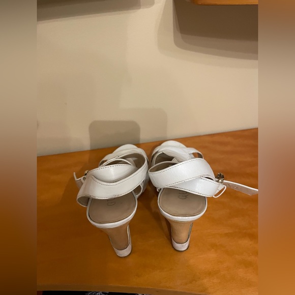 Guess women sandals, white on platform - Picture 2 of 4